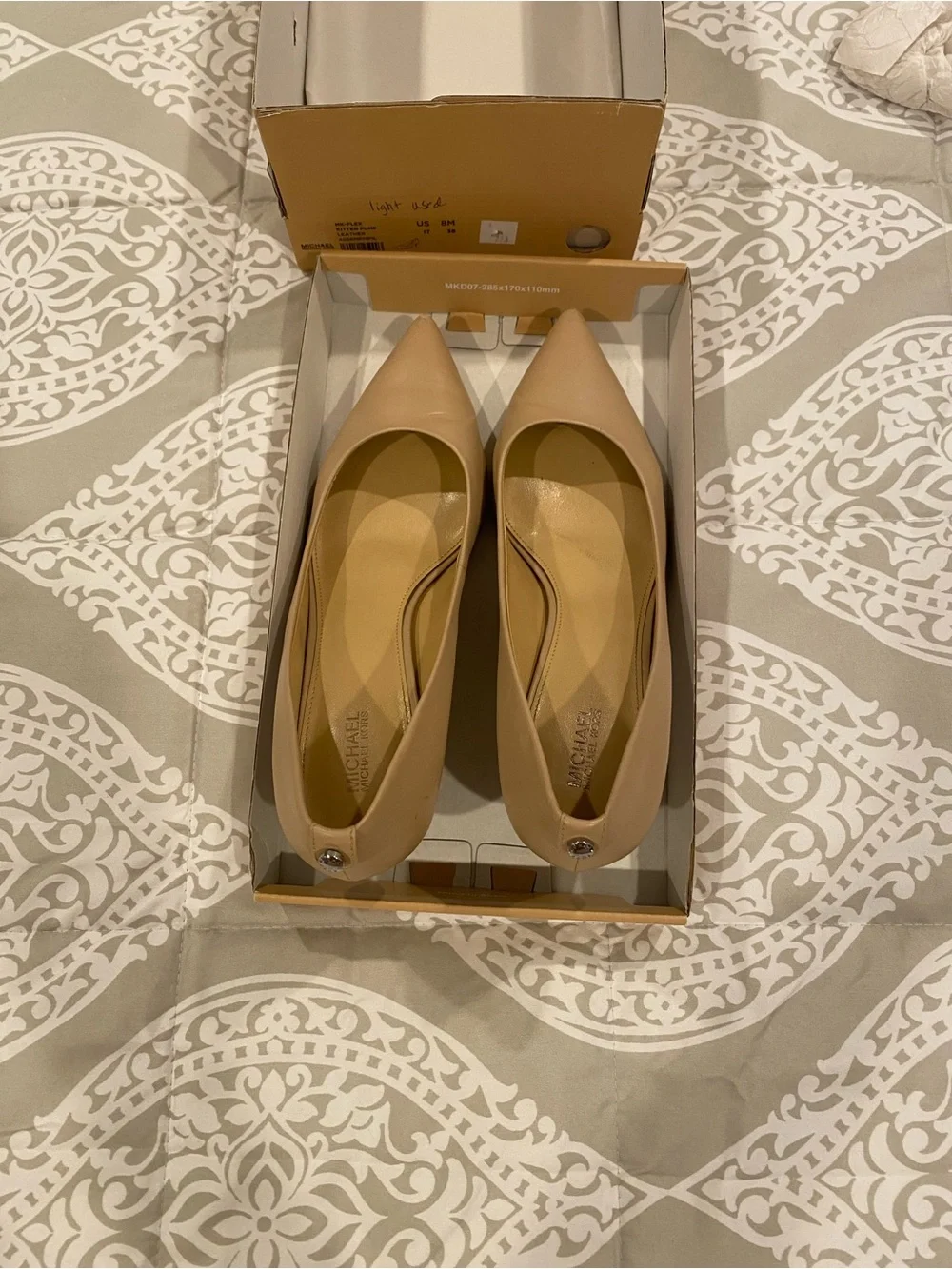 *used* Michael Kors Kitten Heel flex pumps.